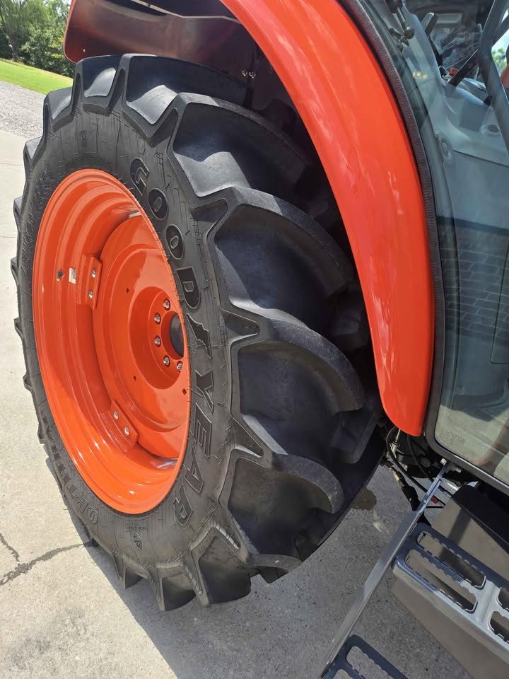 2023 Kubota m4-071 Deluxe photo 3