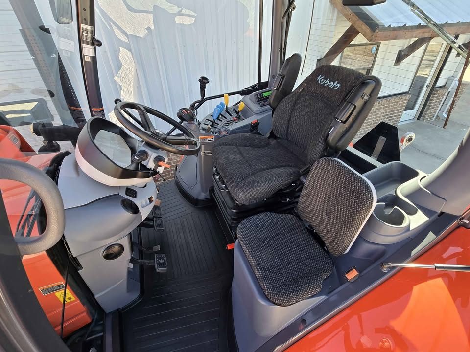 2023 Kubota m7-132 Deluxe photo 2